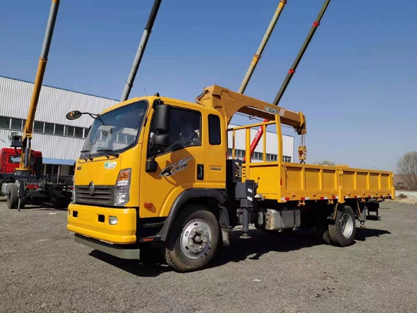 重汽5.4米貨箱6.3噸隨車吊